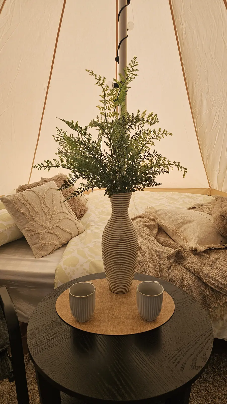 Koselig glamping telt i rolige omgivelser med sjøutsikt og strand.