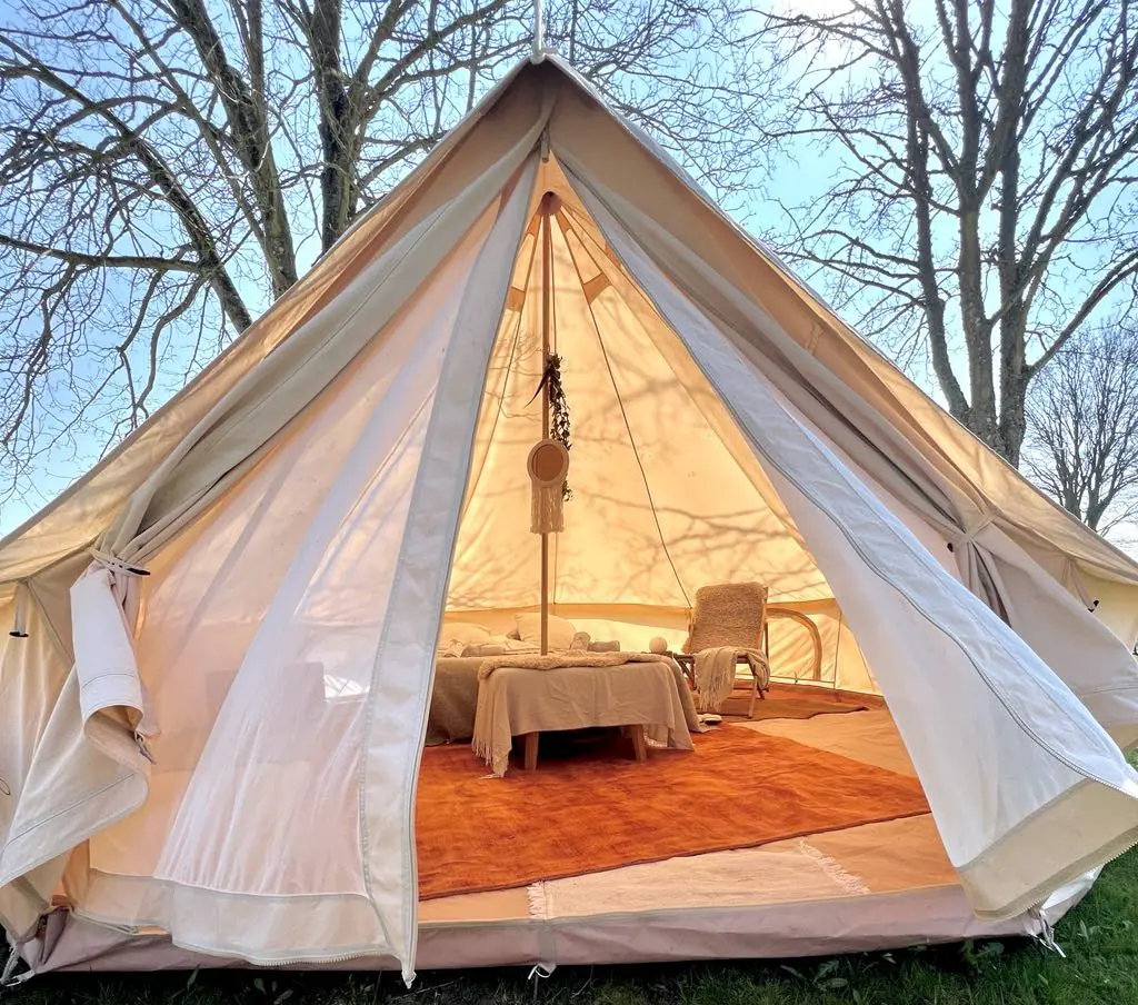 Glampingteltet Orion (L) med dobbeltseng 180x200, og skøn udsigt over markerne ved bålplads. 