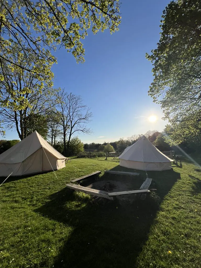 Glampingtelt, Cassiopeia (m) dobbeltseng140x200, med skøn udsigt over markerne ved bålplads