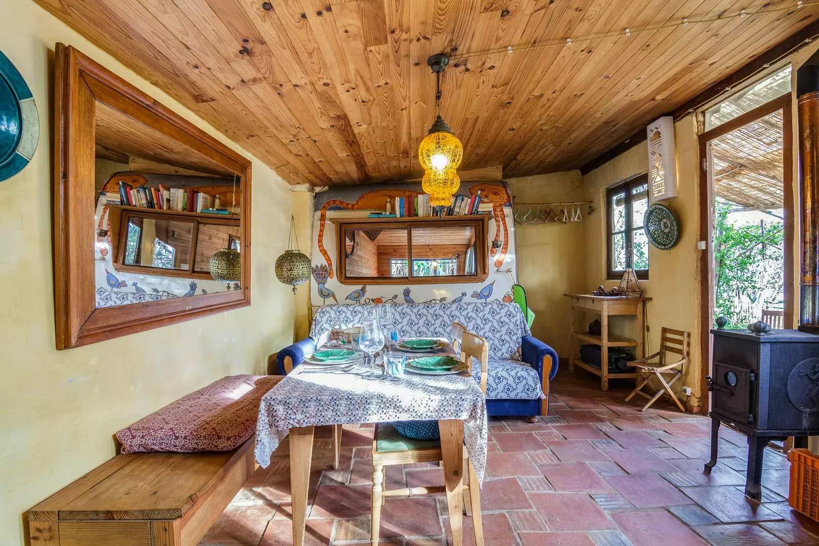 Eco trailer with quiet and nature area