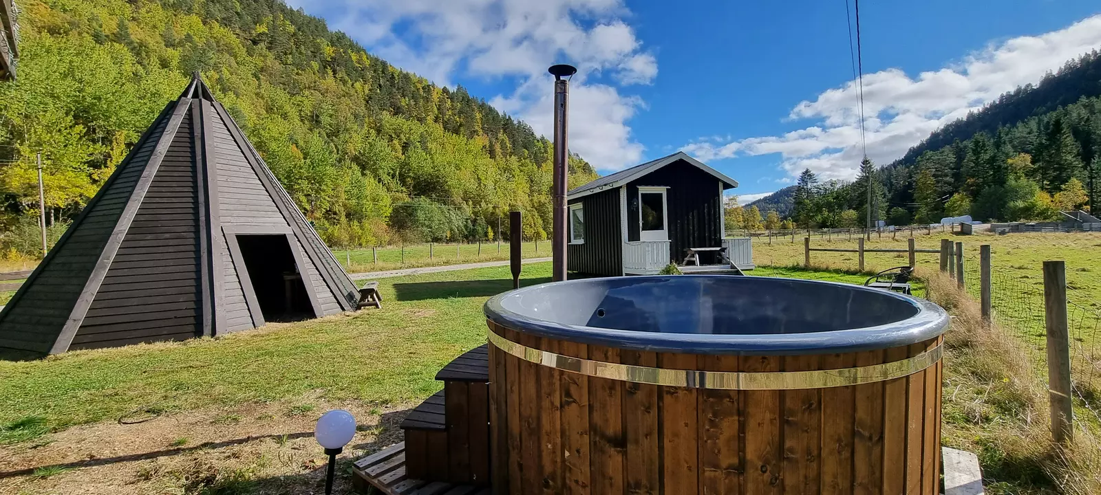 Liten gårdshytte til utleie. Sauna, badestamp, robåt og lavvo