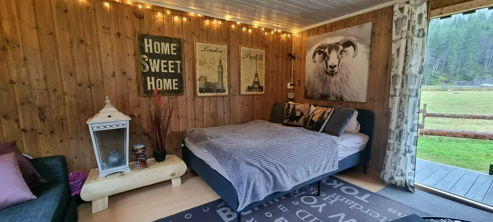 Liten gårdshytte til utleie. Sauna, badestamp, robåt og lavvo