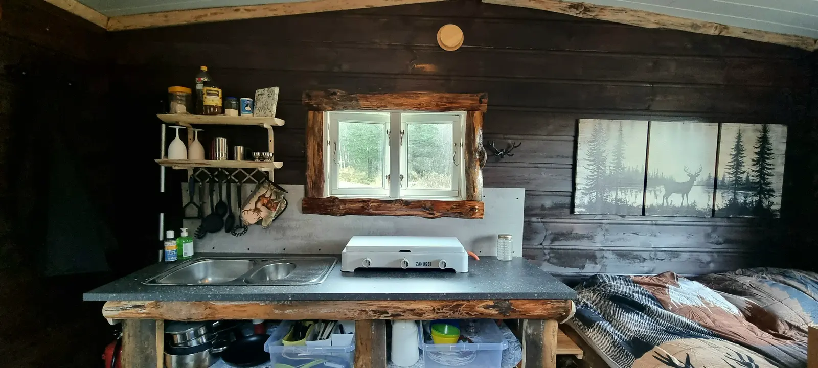 Hjortebu med vedovn.
 Naturskjønne omgivelse