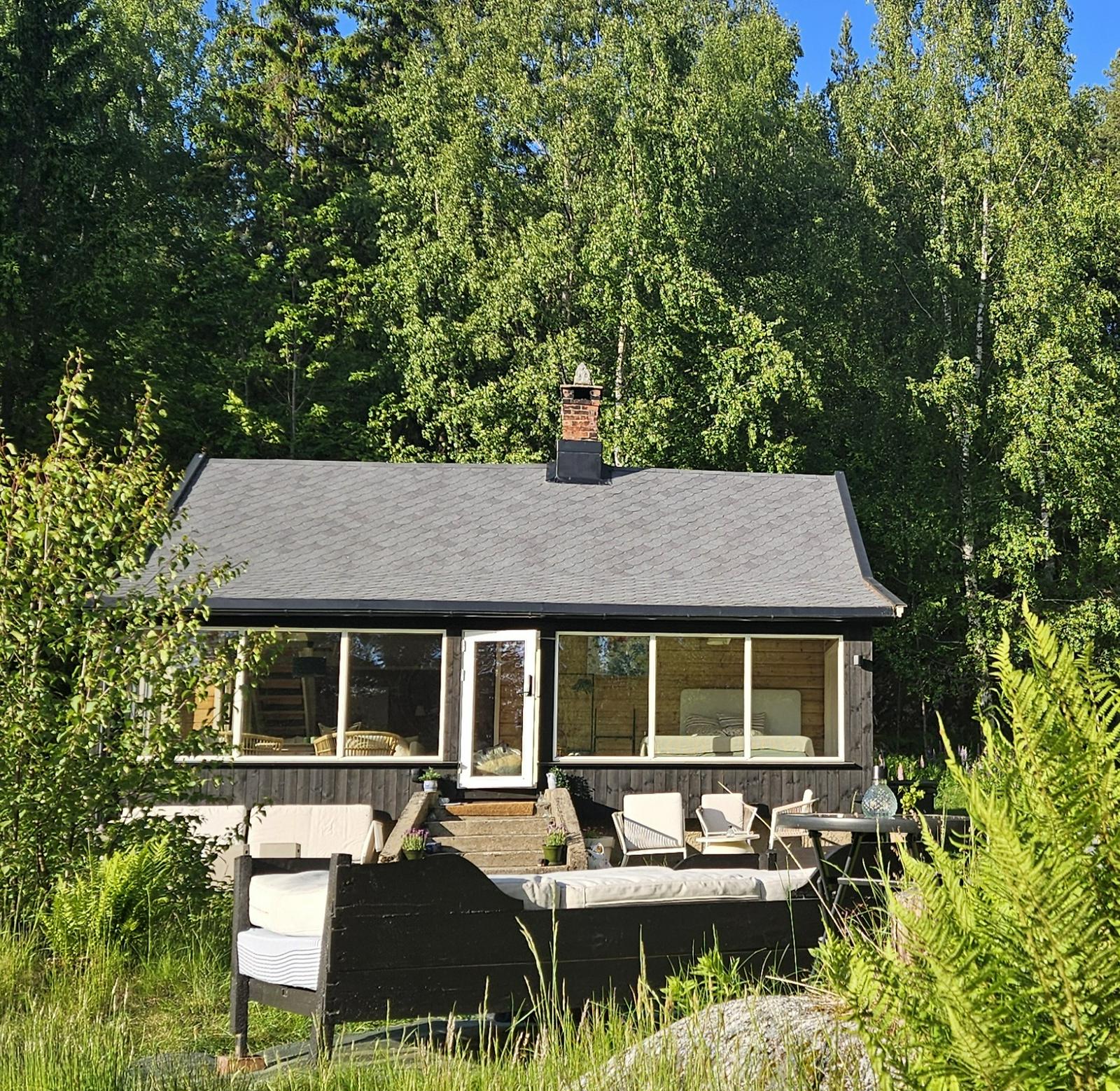 Laftet tømmerhytte ved i