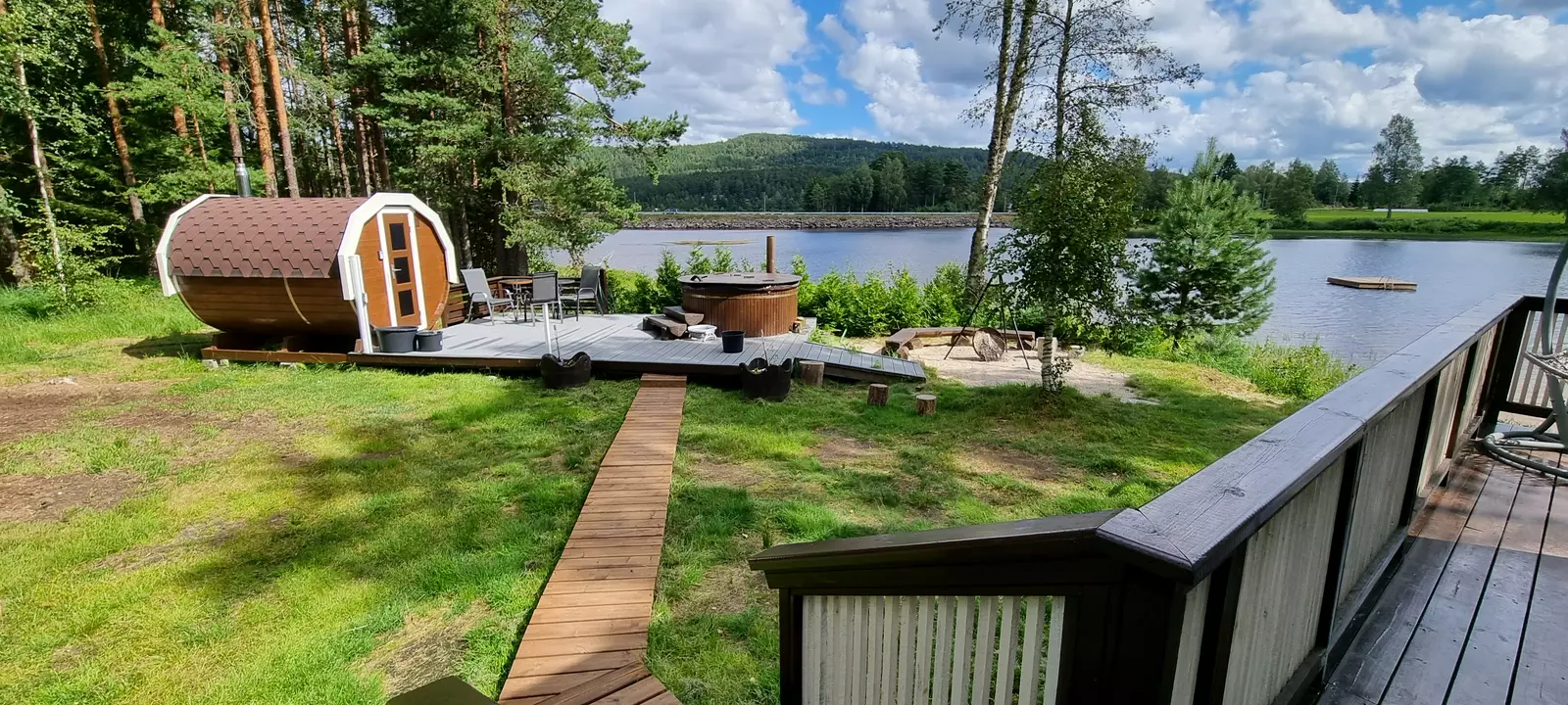 Hytte med tønnebadstue, badestamp og robåt