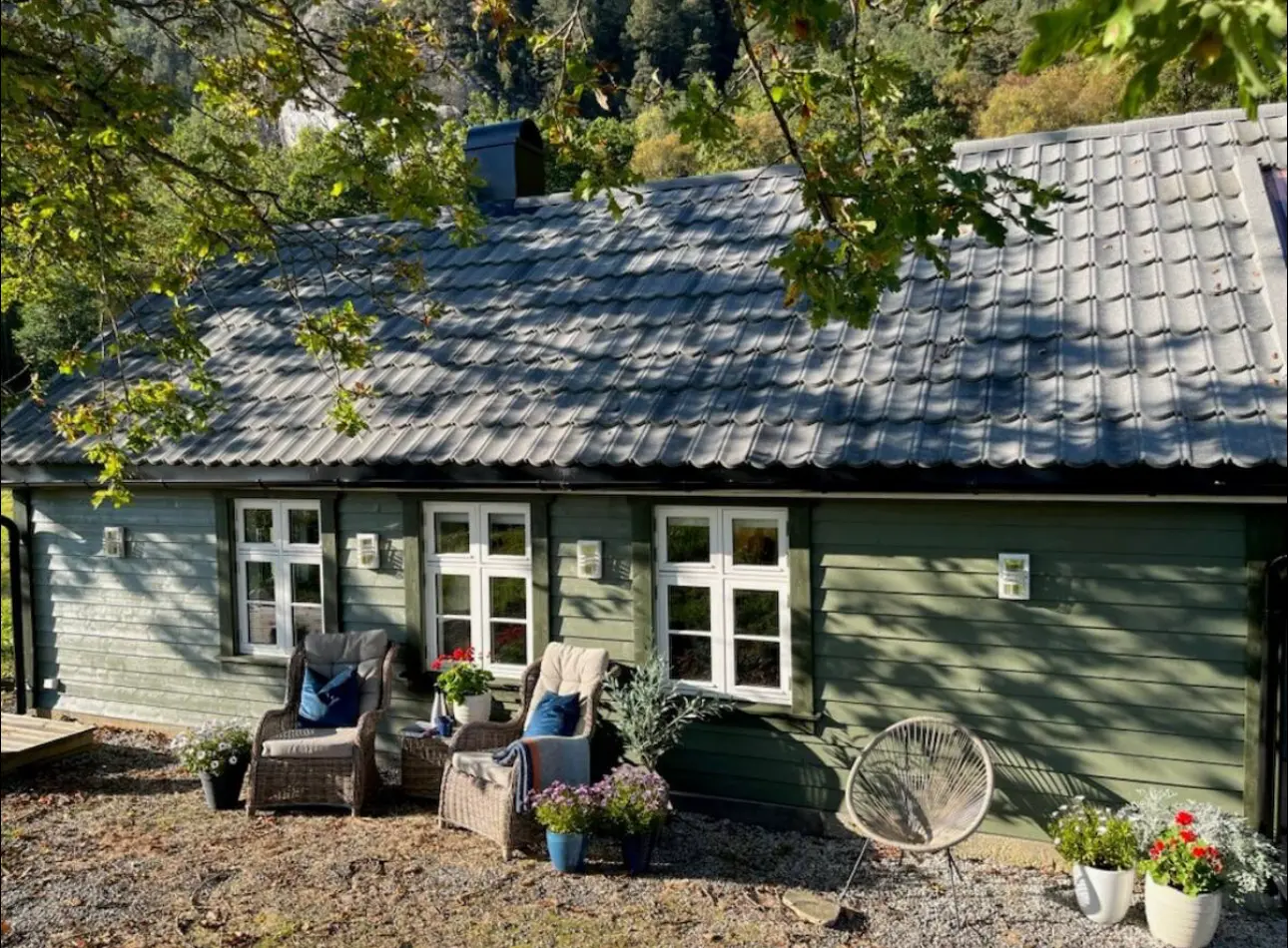 Koselig hytte på gårdstun. Nær sognefjorden