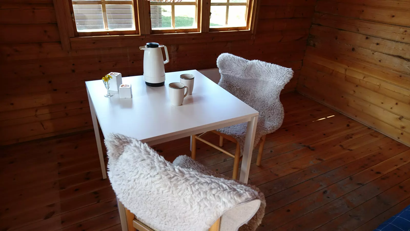 Up-cykled bjælkehytte med nedtonet luksus.