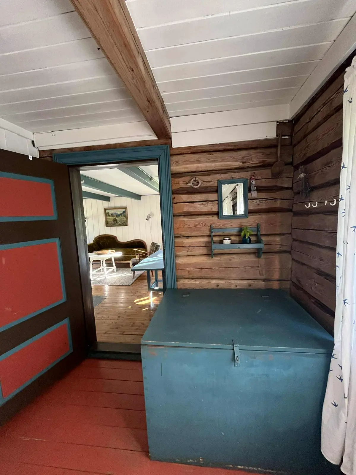 Rustikk tømmerhytte fra 1800 tallet