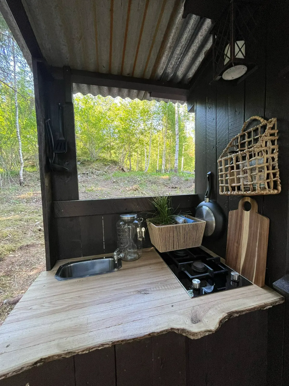 Idyllisk hytte ved vannet