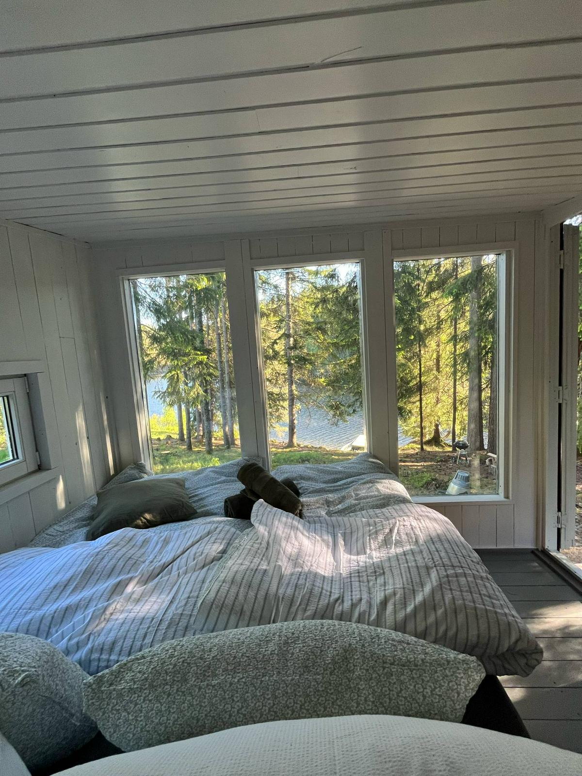 Idyllisk hytte ved vannet