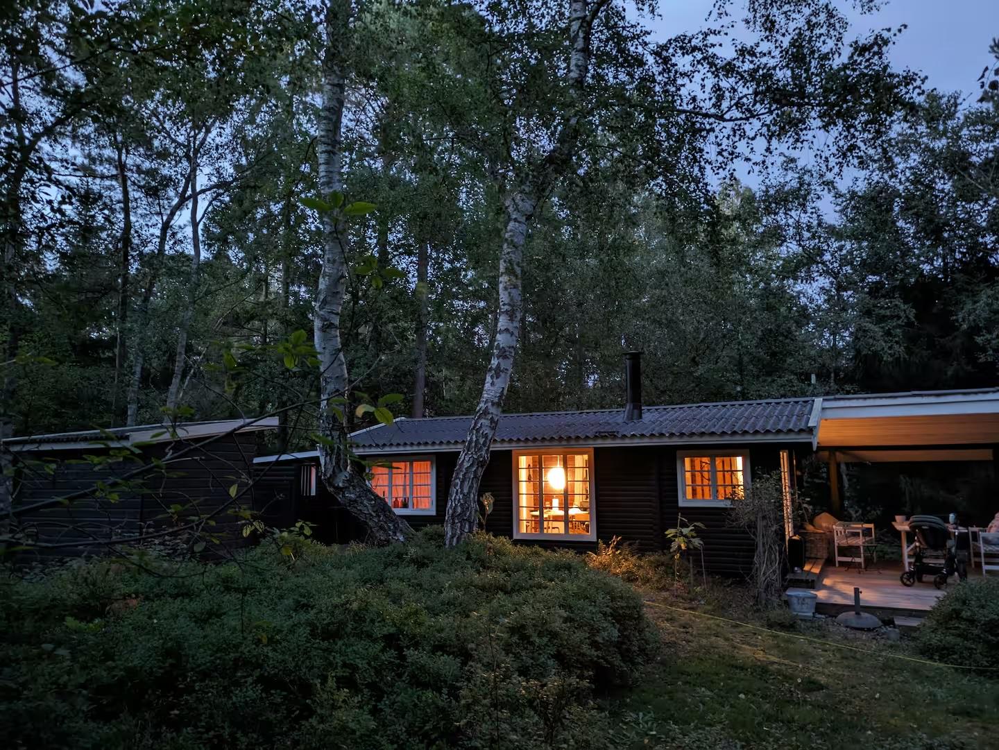 Autentisk hytte midt i sk