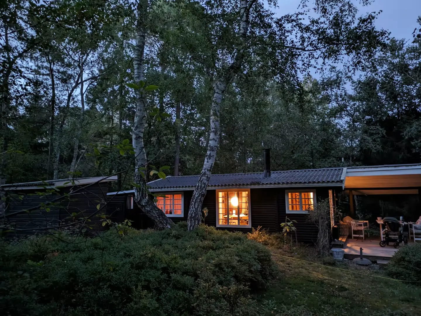 Autentisk hytte midt i skoven