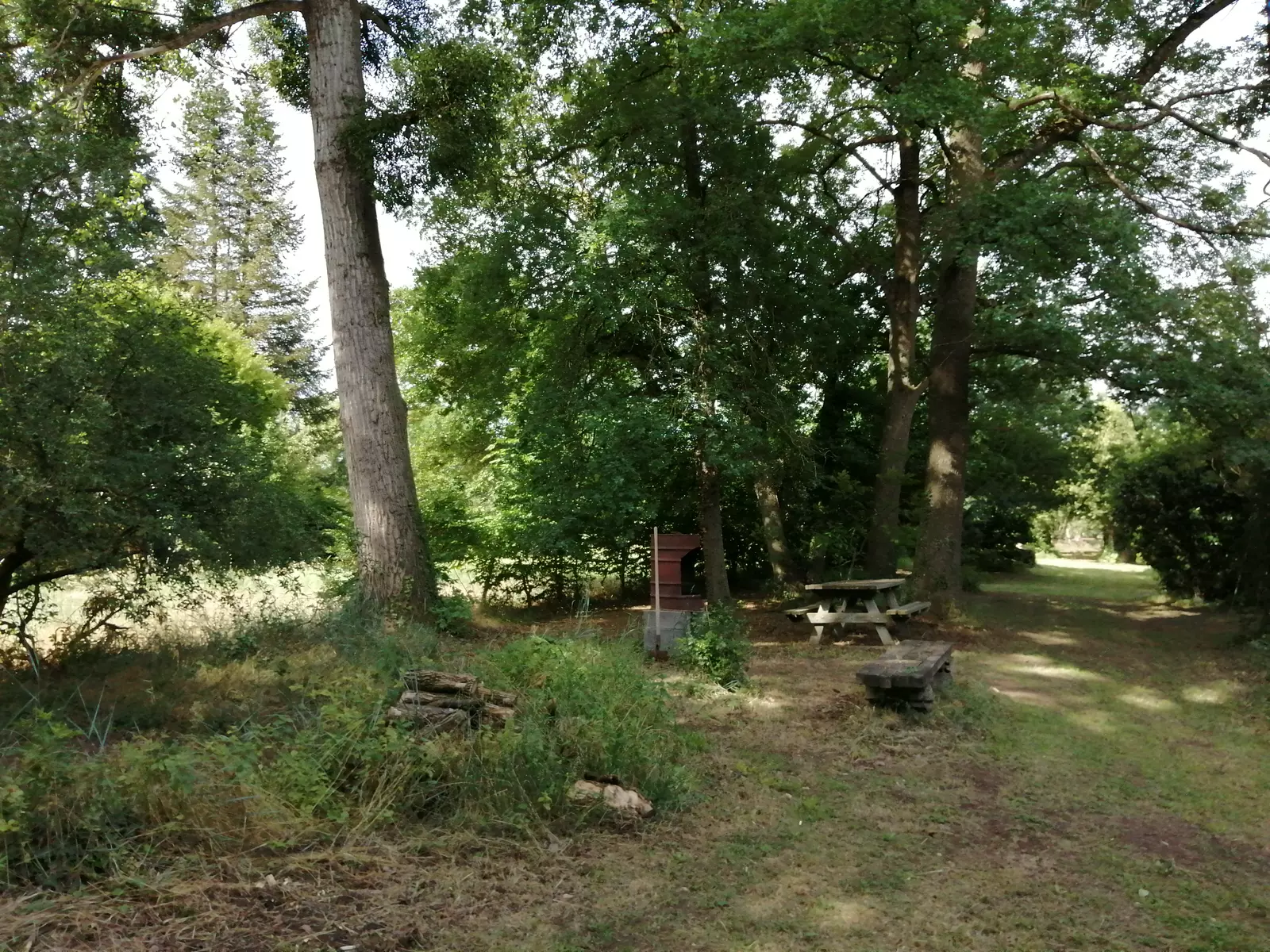 Camping spots i Le Breuil-sur-Couze – Terrain arboré en bordure d'Allier