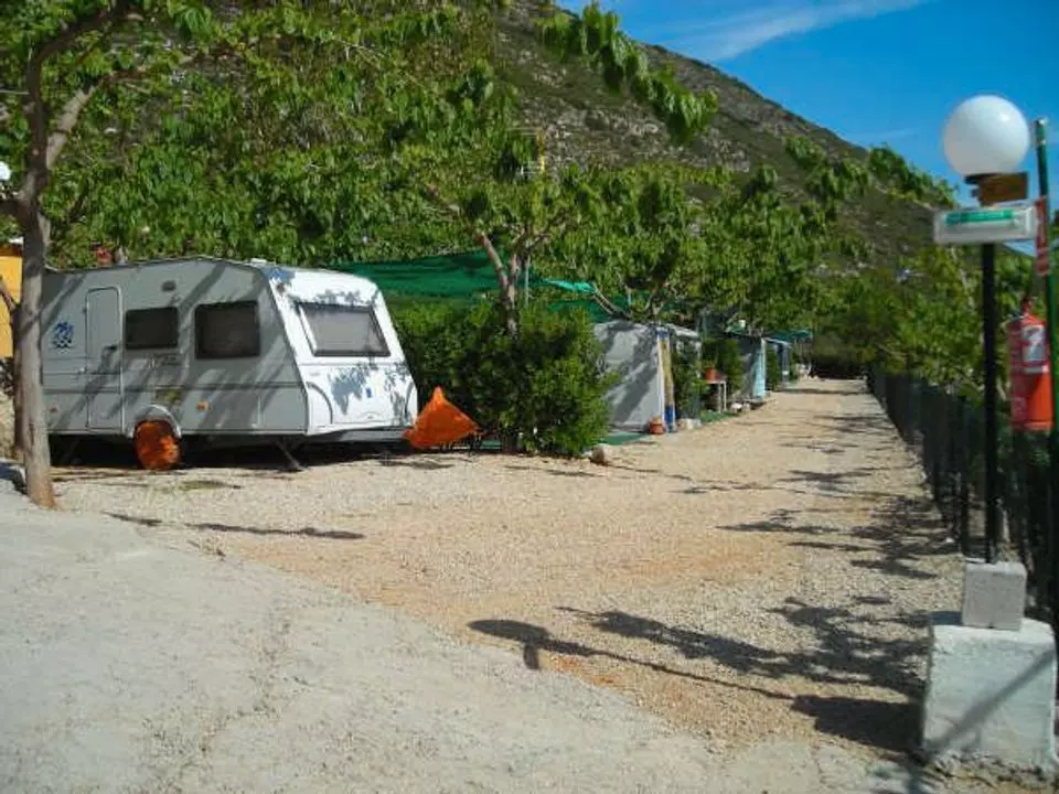 Espacio verde rodeado de montaña.