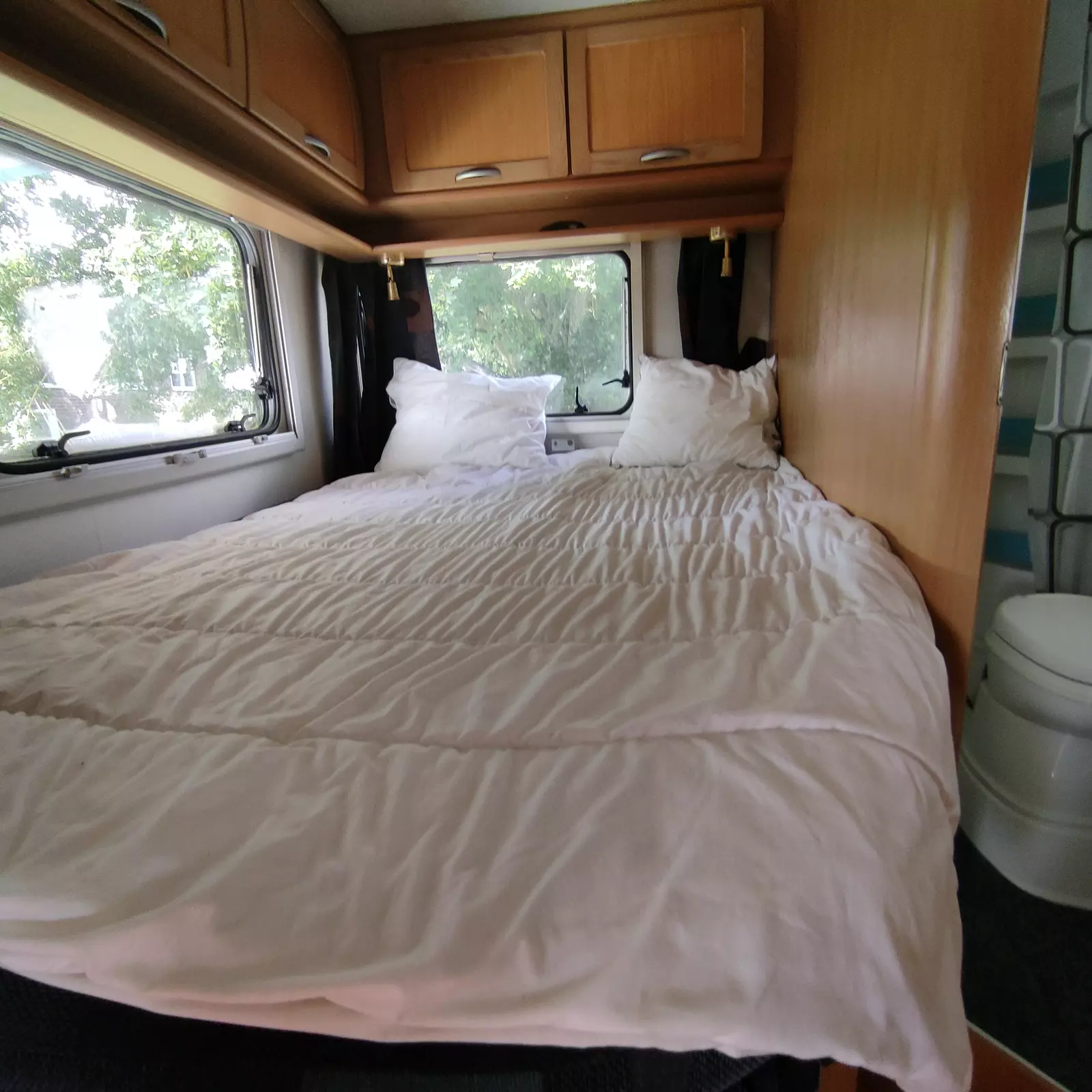 Privat husbil i lantlig idyll