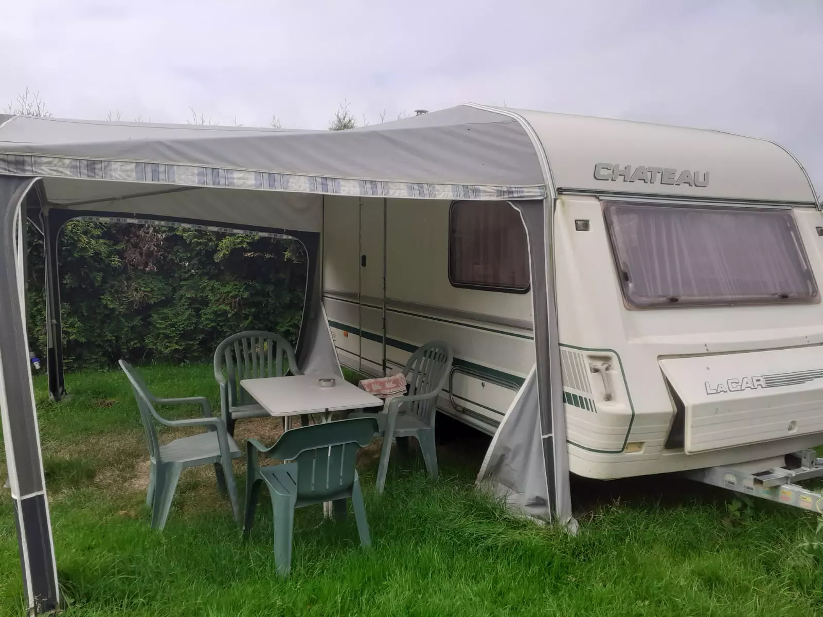 Leuke caravan met voorzieningen aan de rand van een natuurgebied tussen Utrecht en Den Bosch en Tiel