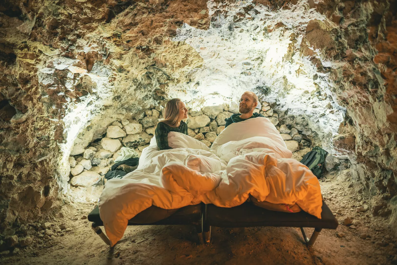 Atmosfære mættet hule i fredet kalkgrube langt under jorden i naturskøn skov.