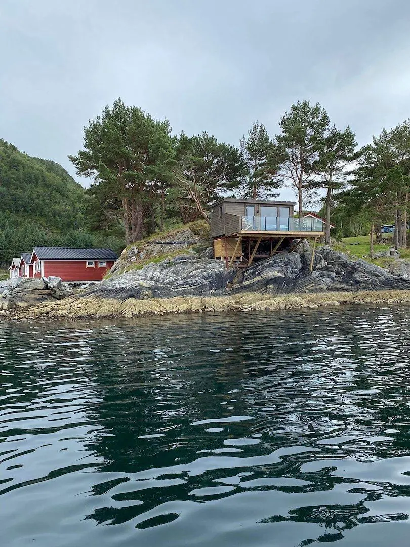 Sjønær glamping-hytte med spektakulær utsikt