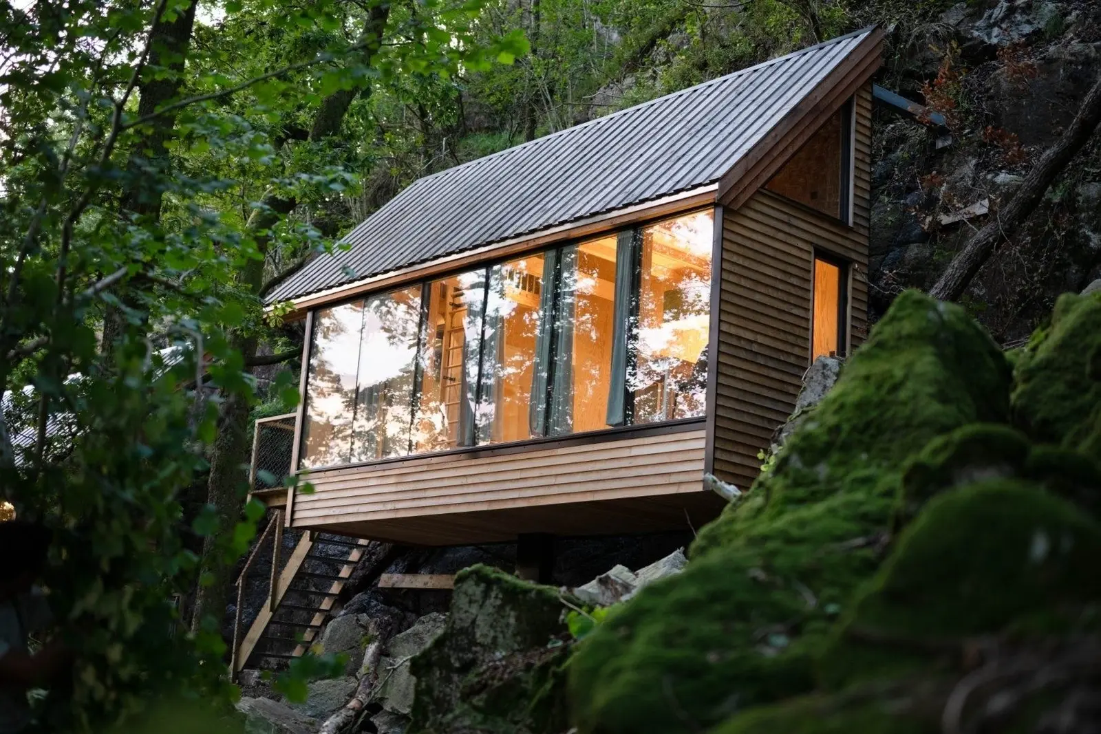 campspace_types.deserted i Bjerkreim – Cliffwall cabin, right
