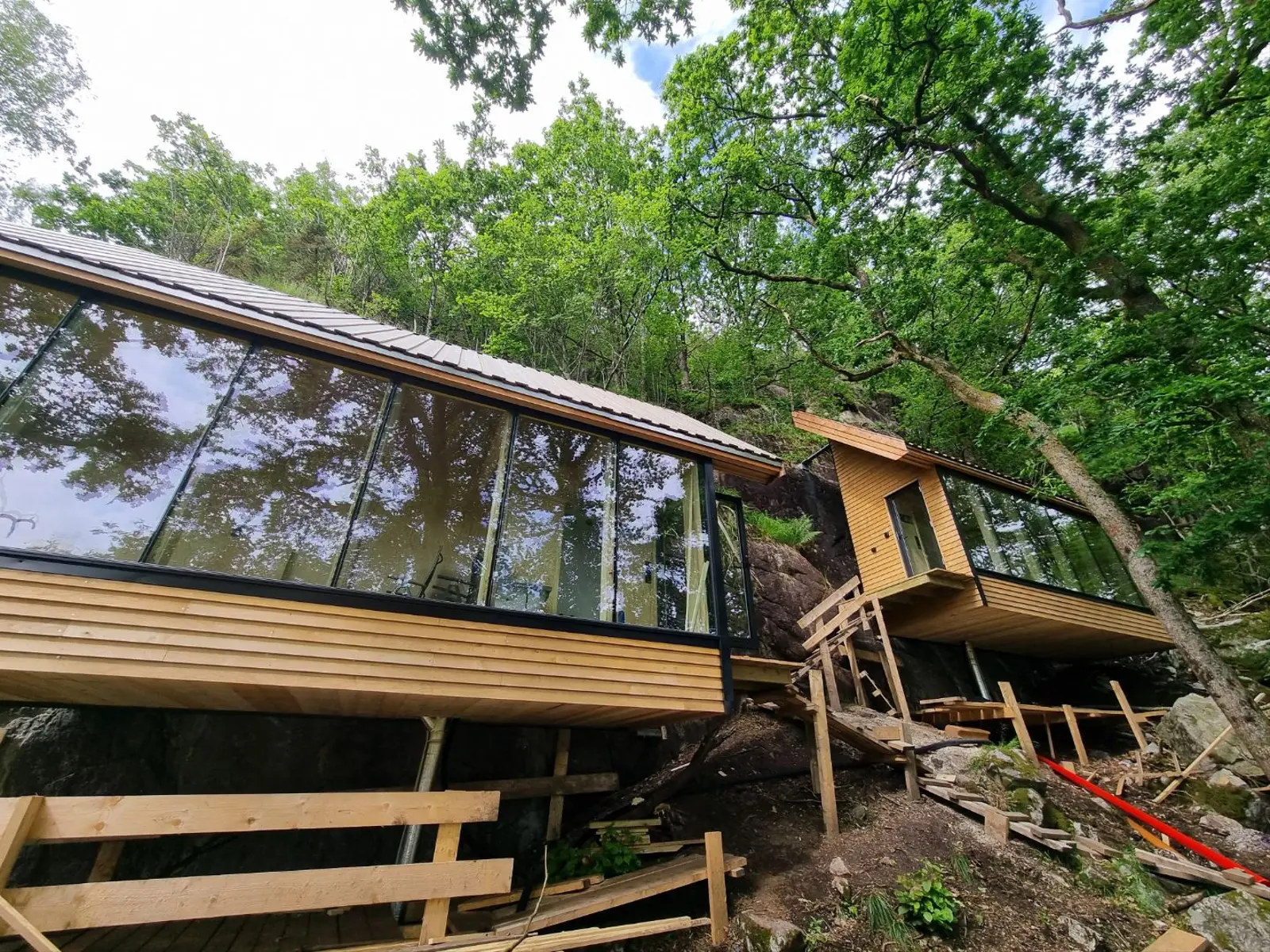 campspace_types.deserted i Bjerkreim – Cliffwall cabin, left