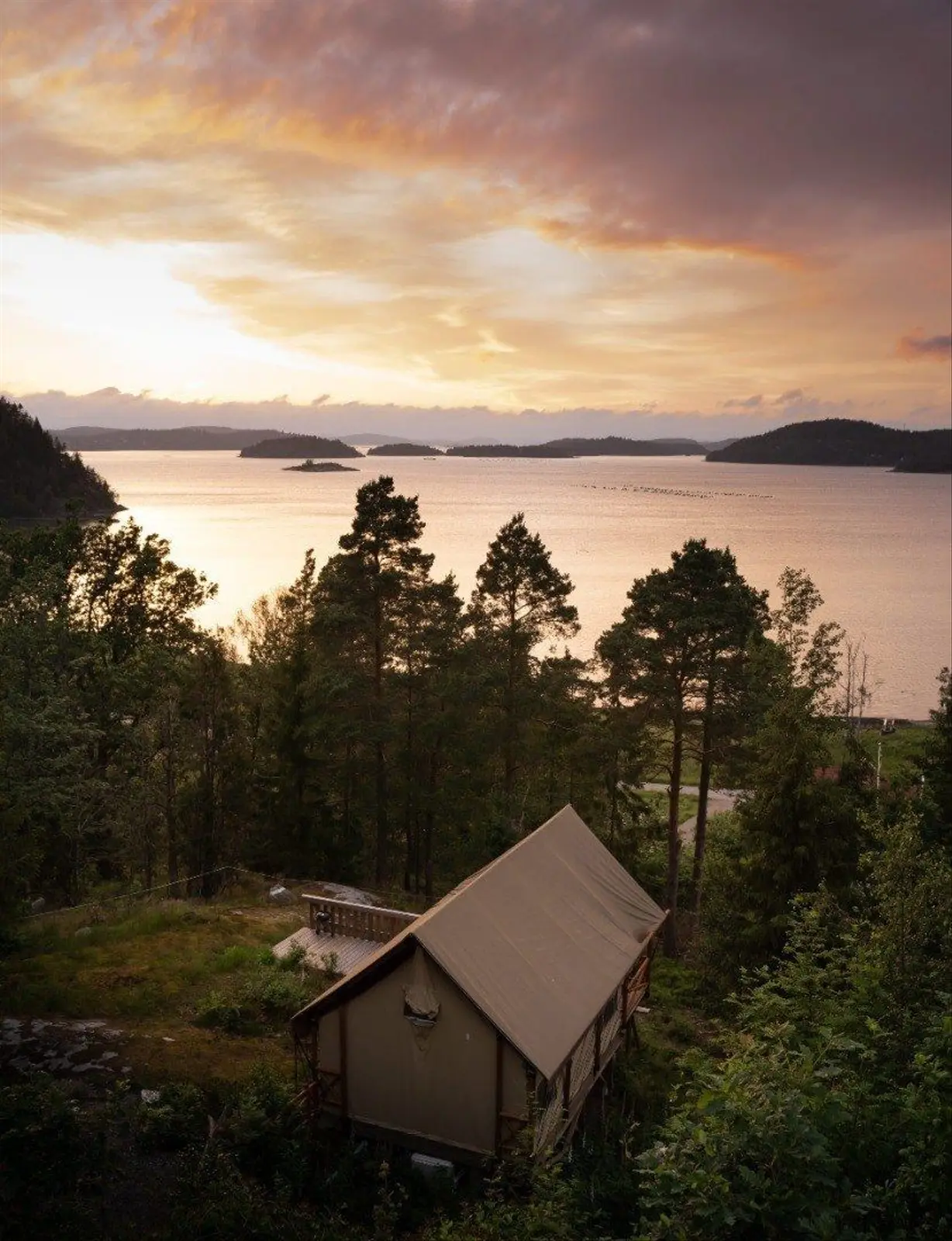 Glamping i Ljungskile – Glamping tent on granite cliff