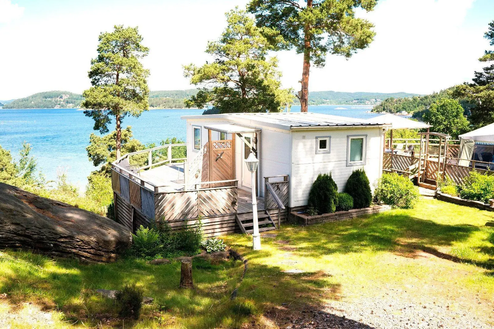 Klifzijde toevluchtsoord met panoramisch uitzicht op de fjord