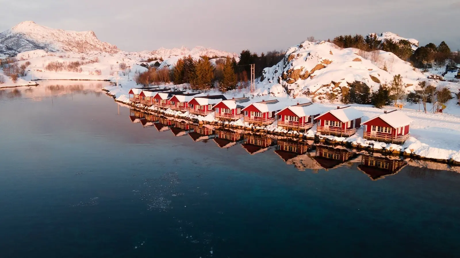 Glamping i Kabelvåg – Waterfront cabins