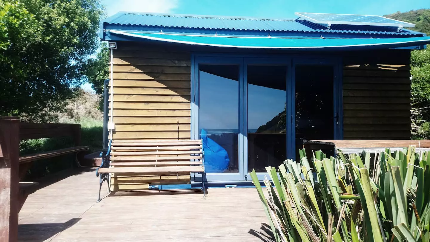 Cabin i Cable Bay – Passage Hut, coastal walk to luxury beach hut – photo 7