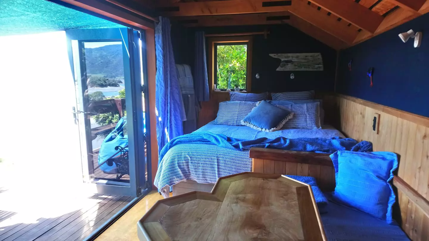Cabin i Cable Bay – Passage Hut, coastal walk to luxury beach hut – photo 11