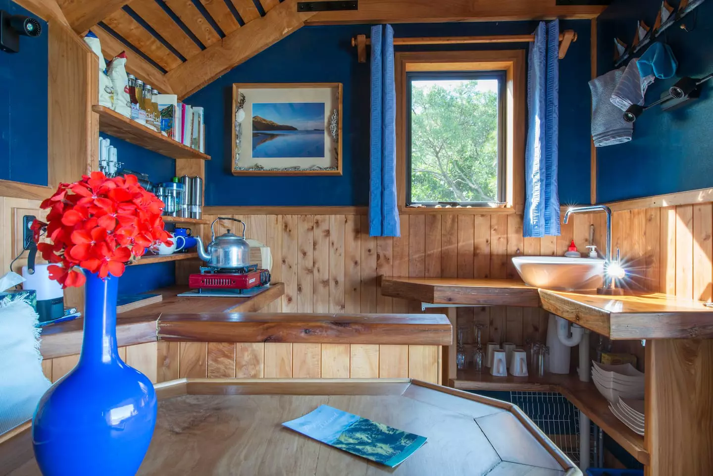 Cabin i Cable Bay – Passage Hut, coastal walk to luxury beach hut – photo 27