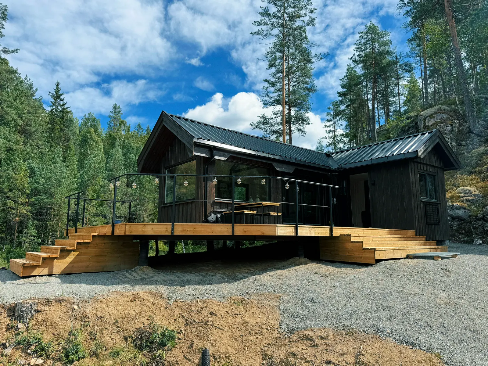 Sauva - idyllisk og moderne off grid hytte dypt inne i skogen