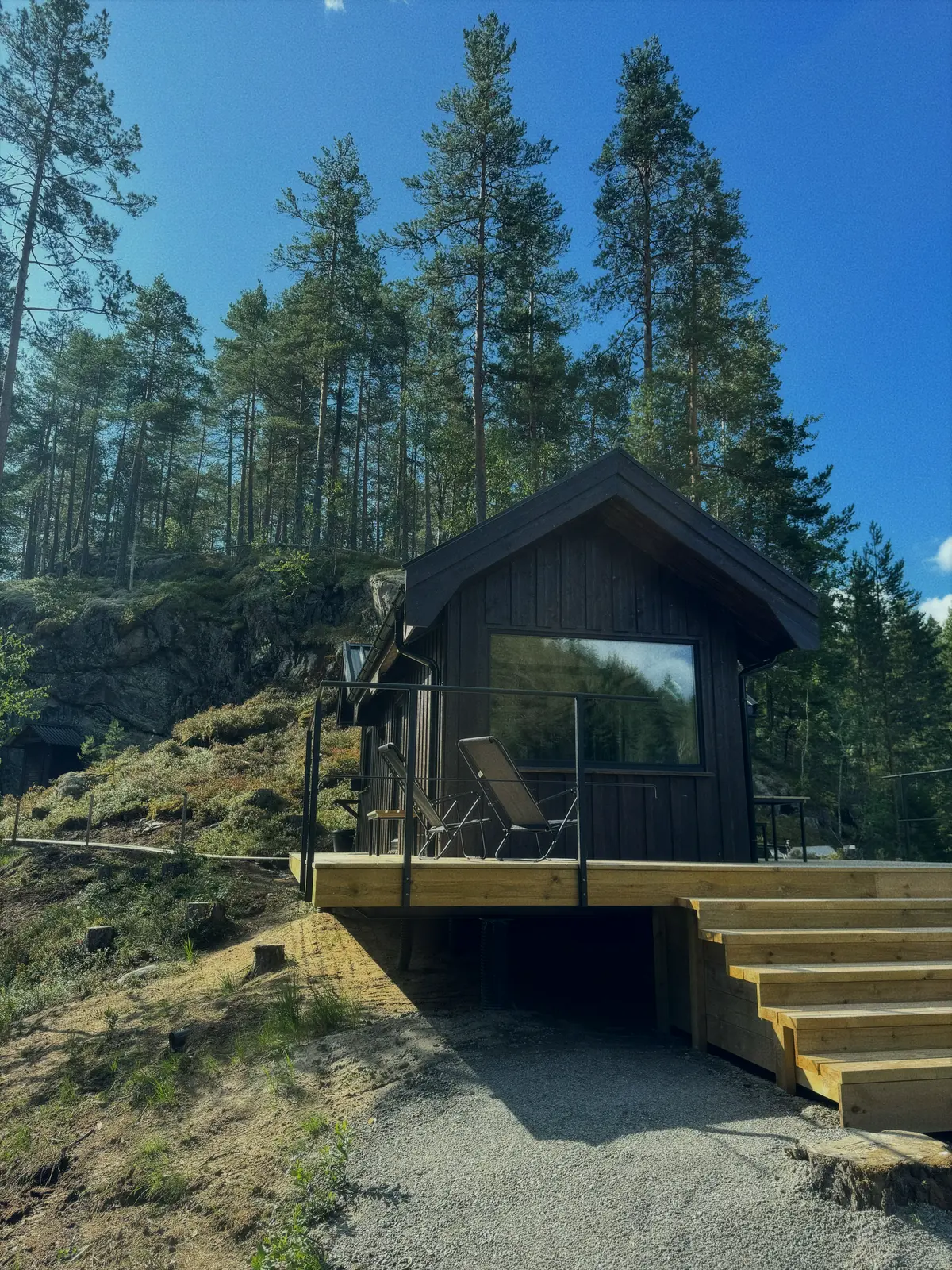 Sauva - idyllisk og moderne off grid hytte dypt inne i skogen