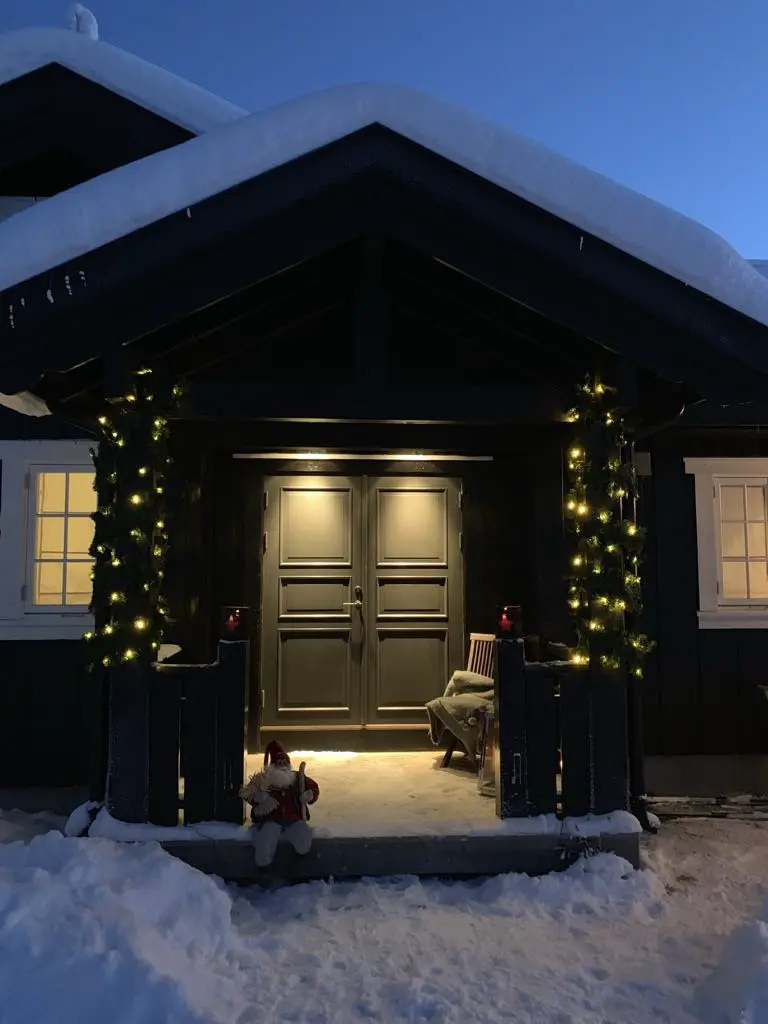 Koselig hytte med ski in/ut, egen akebakke rett utenfor verandaen. Langrennski kan leies på hytta.