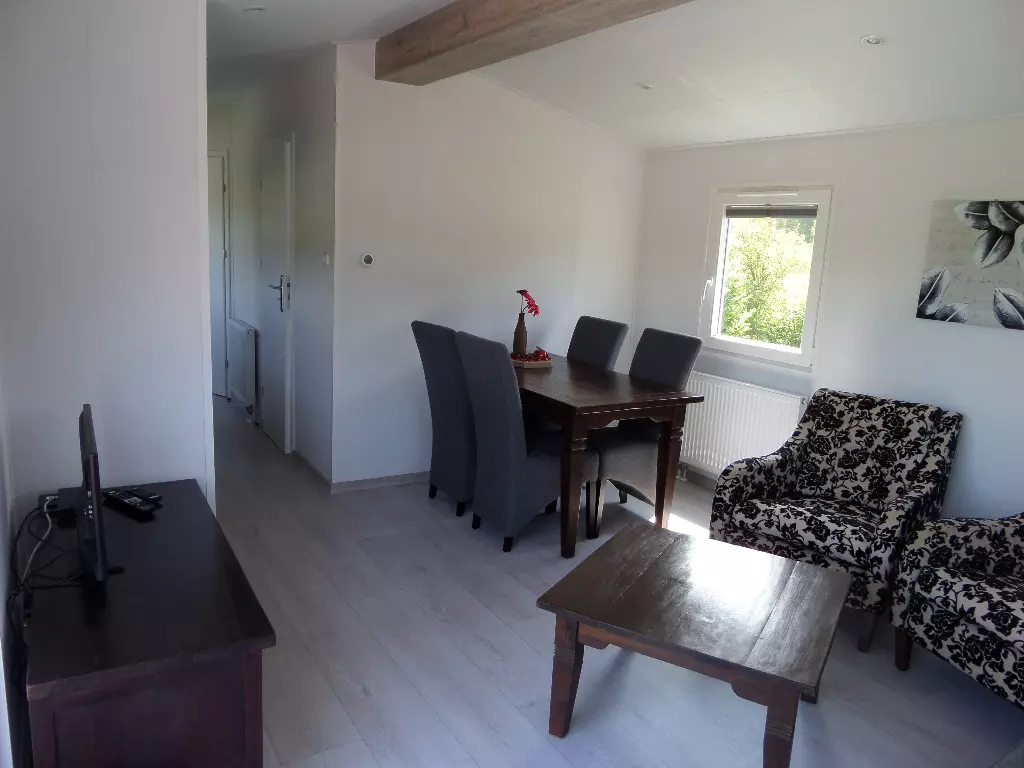 4 Persoons chalet in de Brabantse Peel, pal langs de visvijver.