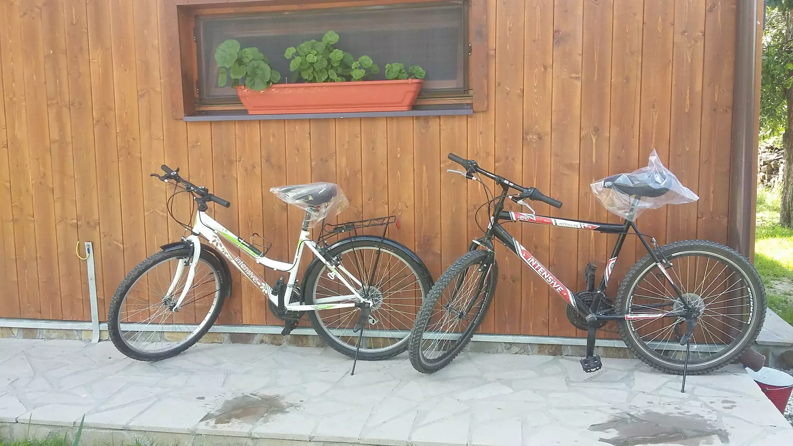 The property is adjacent  on a length of 100 m with a watrecourse, site Natura2000.