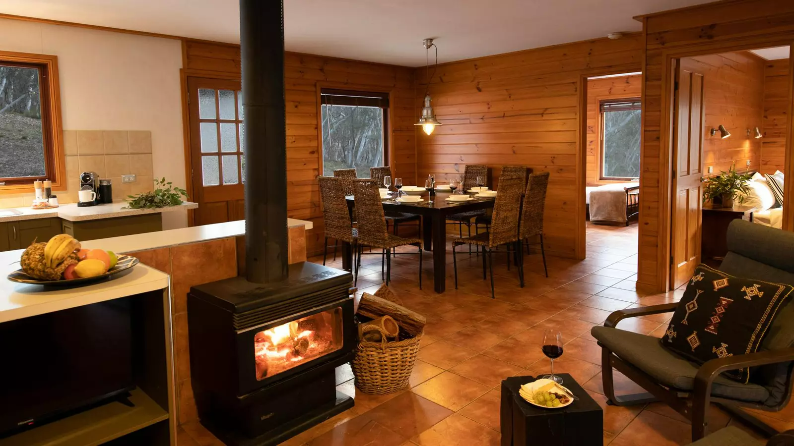 3 BEDROOM, 1 BATHROOM RIVER LOG COTTAGE