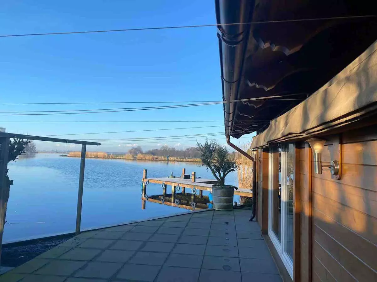 Daar aan de waterkant houten huisje