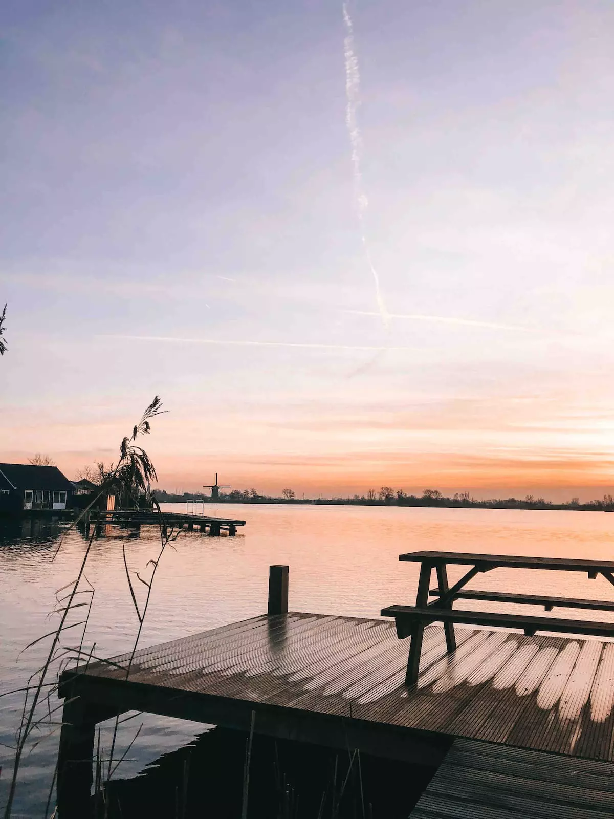 Daar aan de waterkant stenen huisje