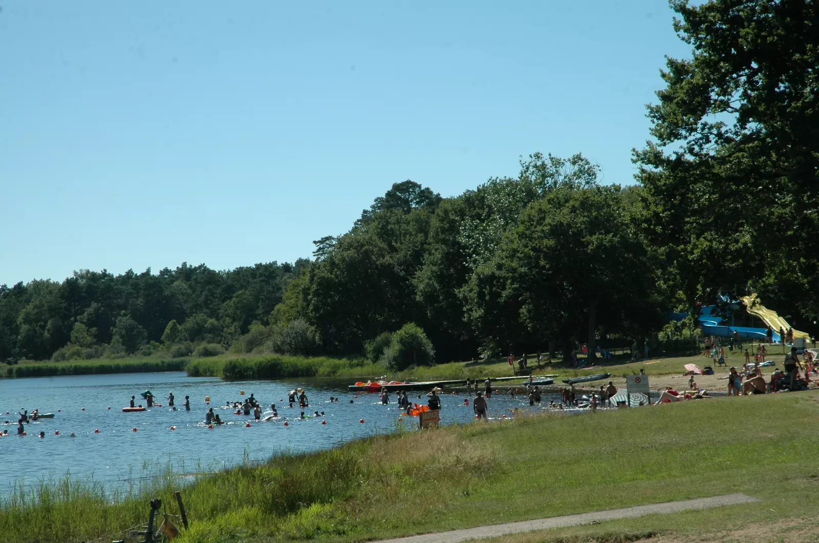 Gezellige authentiek familiehuis , te midden van  weilanden met oude eiken, vlakbij zwemmeer.