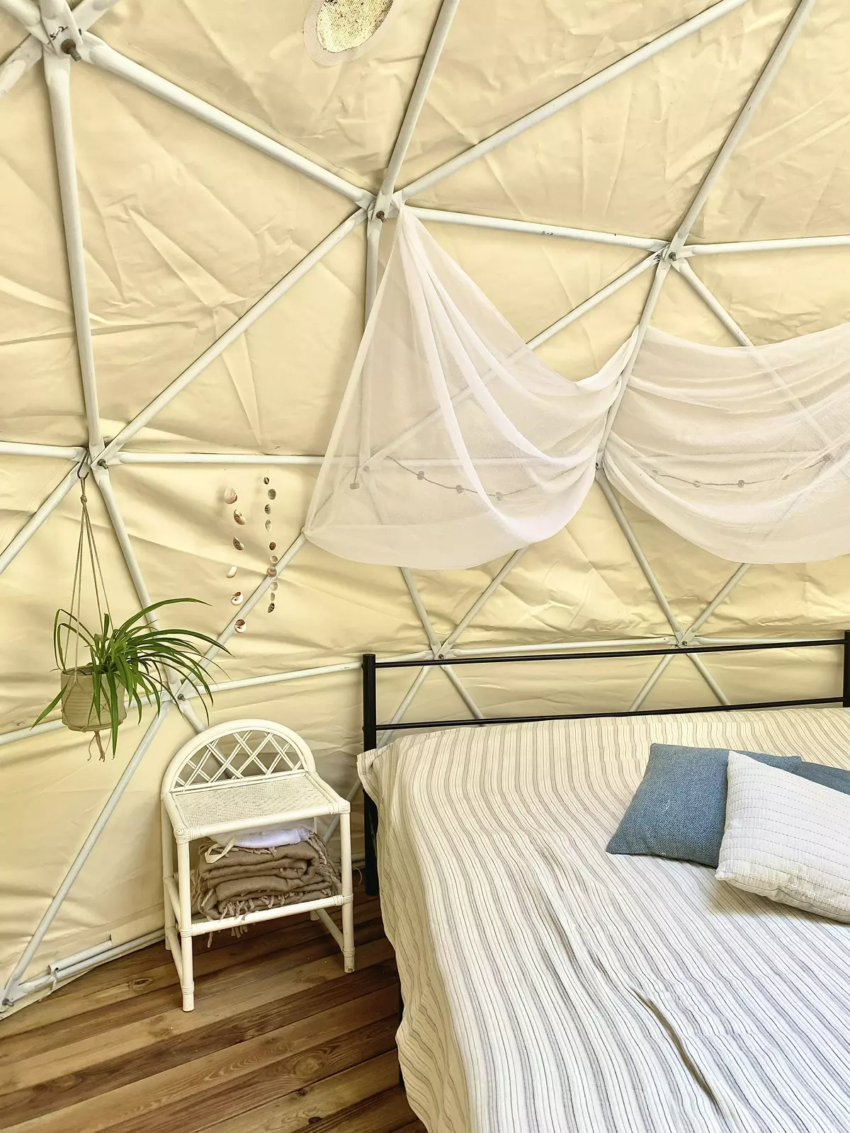 Overnat i kuppelteltet Belle på landstedet Himmelly