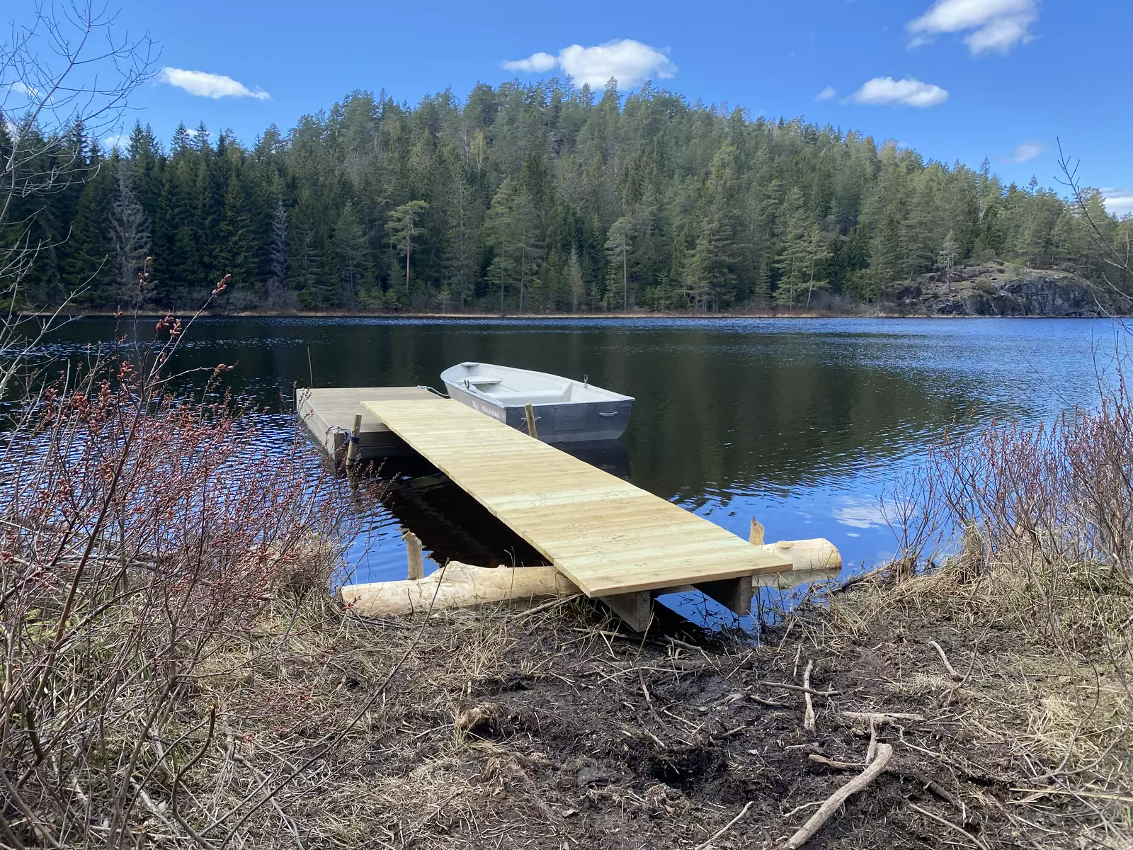 Enkel og fin skogshytte med fiske mulighet . 