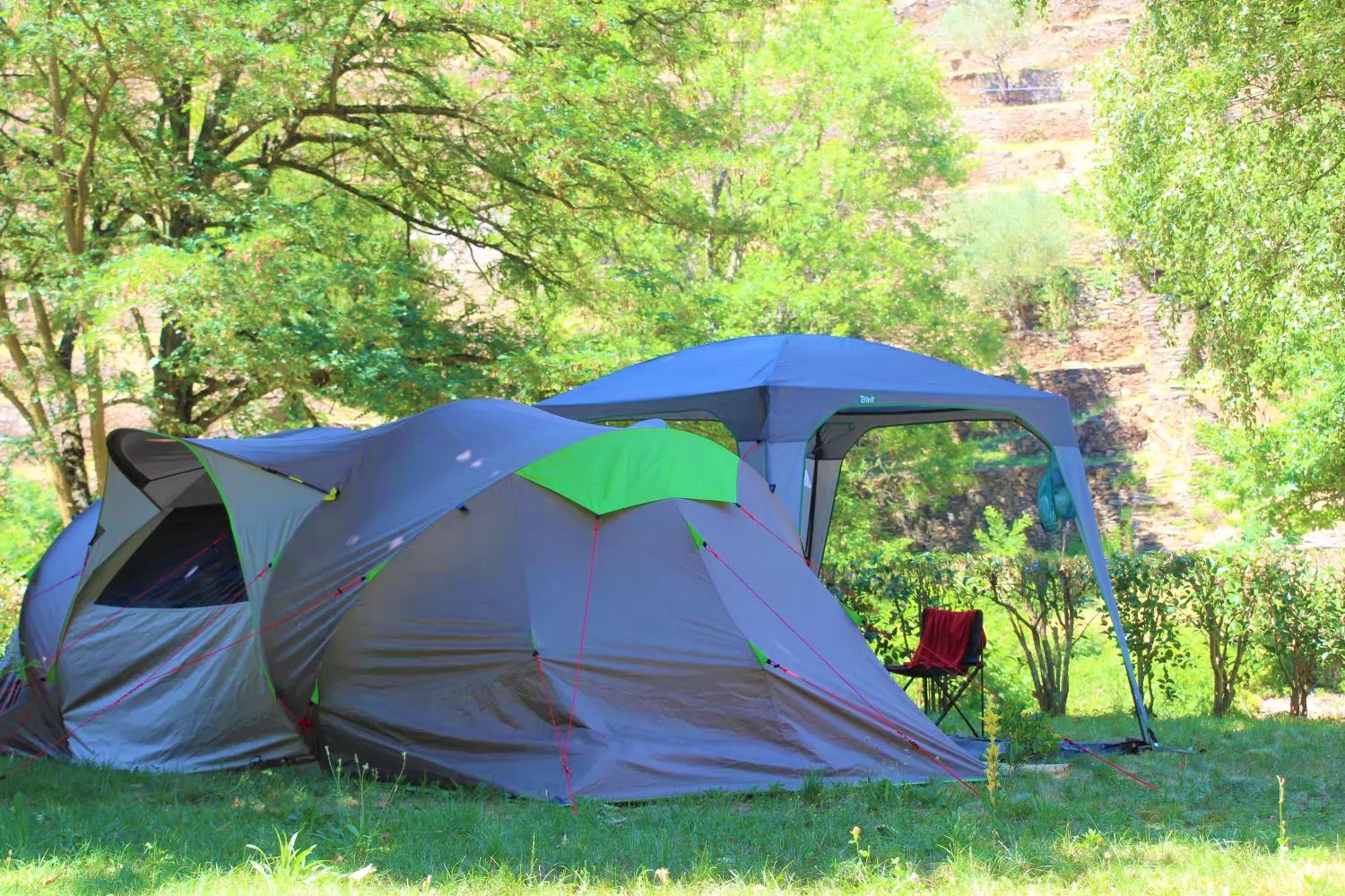 Camping spacieux et ombragé - Randonneur