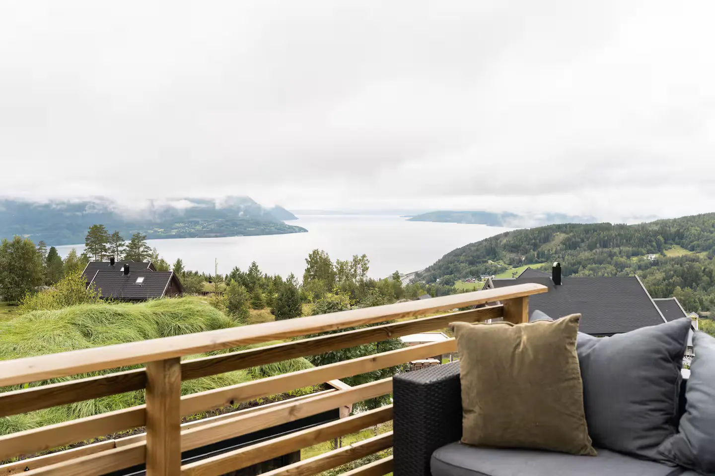 Mikrohus ved Mjøsa – panoramautsikt 