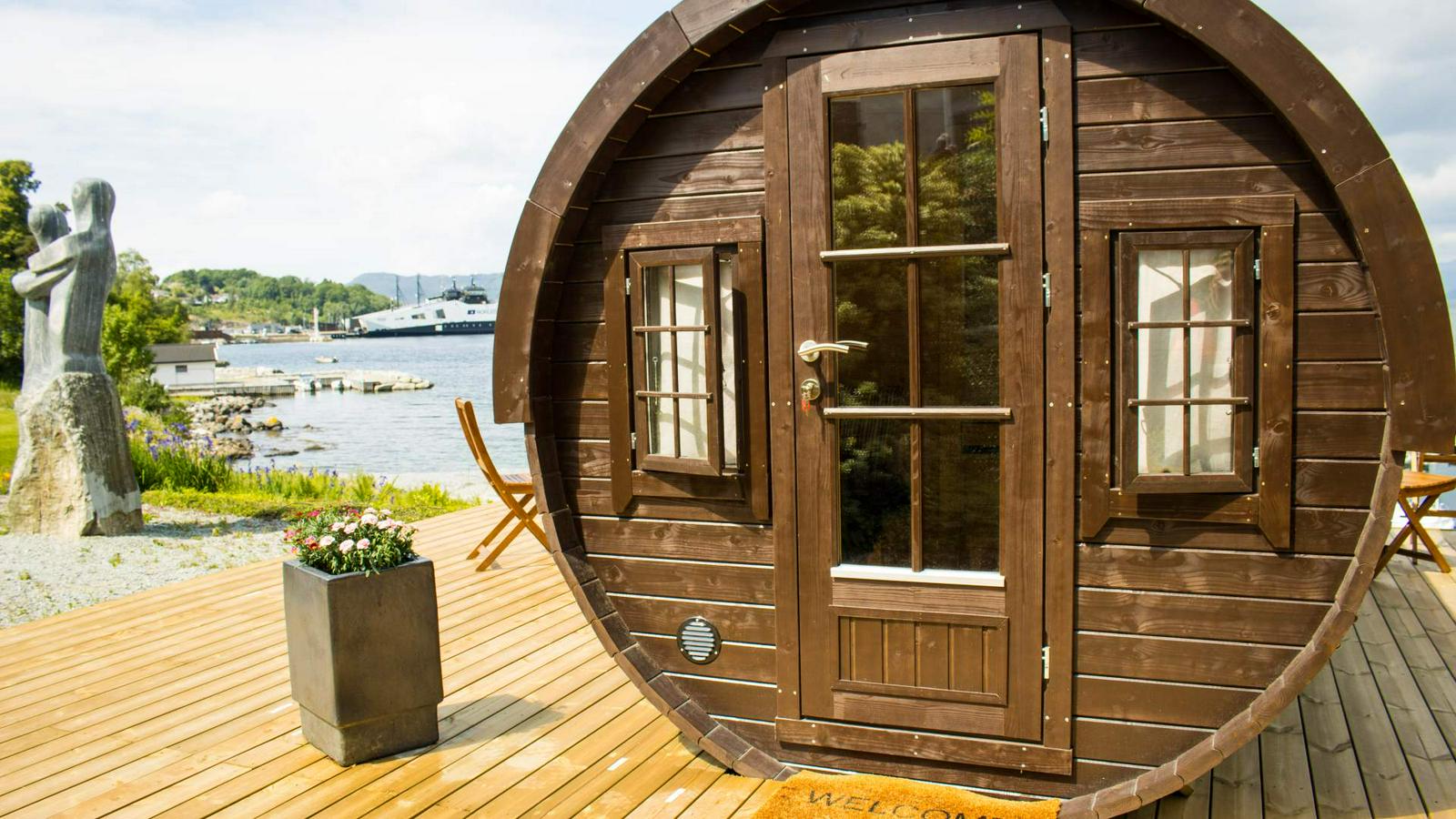 Sleeping barrel lodge