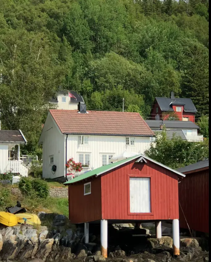 Solfylt kystidyll ved sjøen i Råkvåg! 