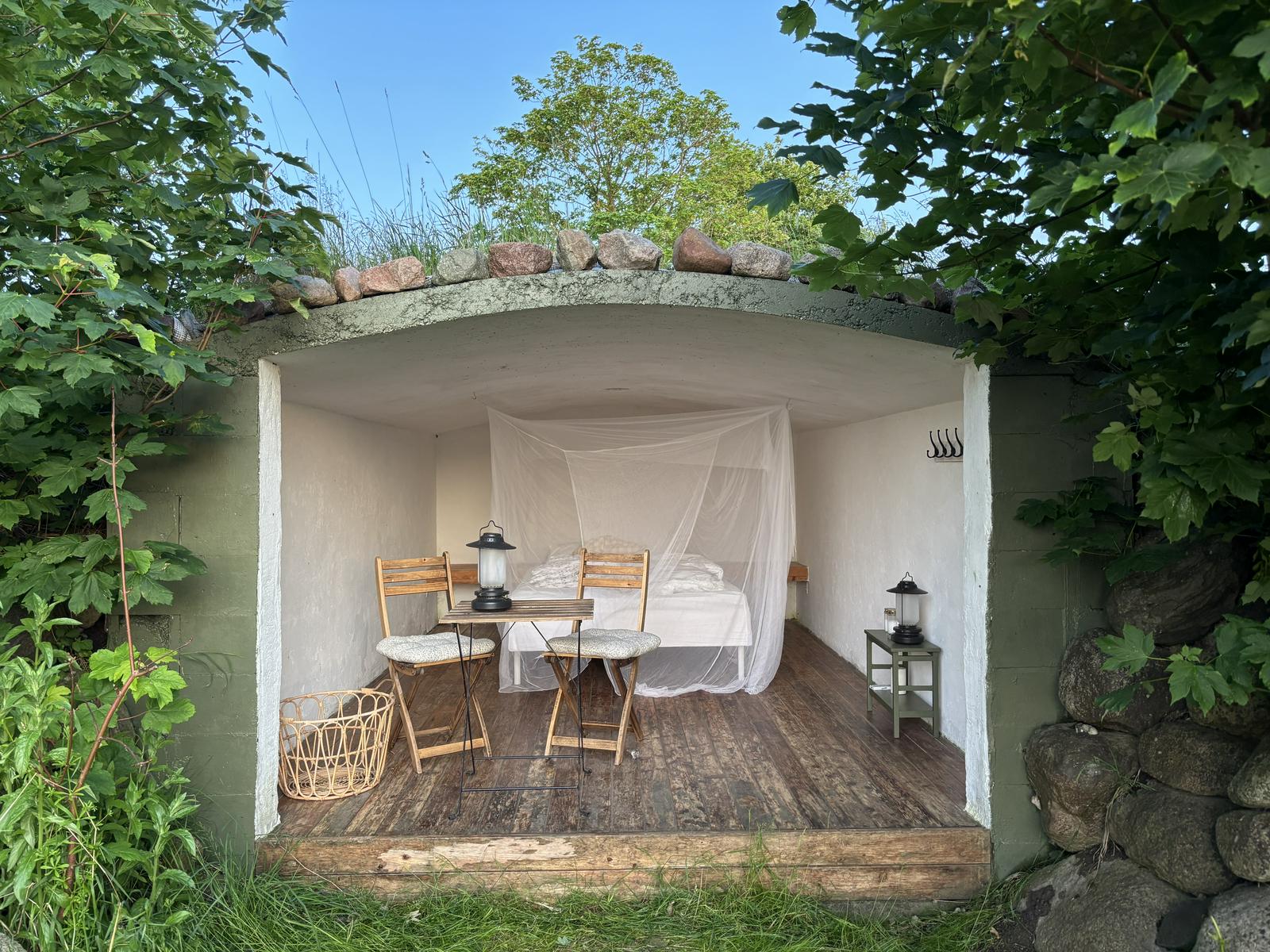 Natur shelter ved sø ved