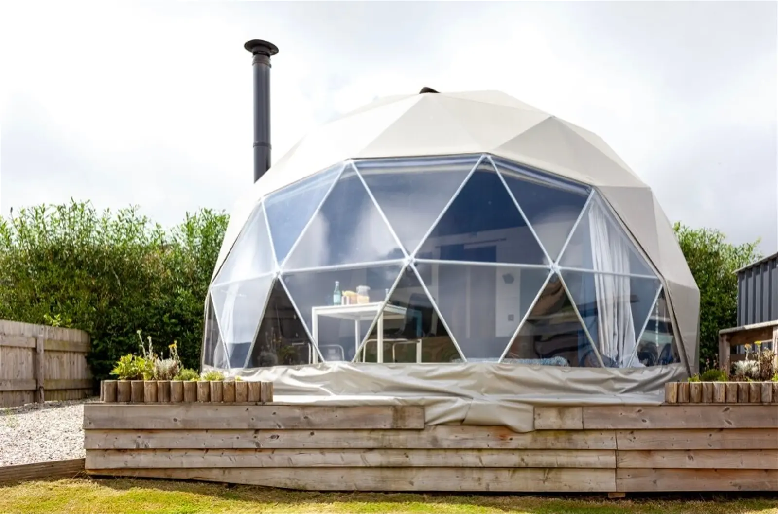 Geodome with private hot tub, shower & log burner