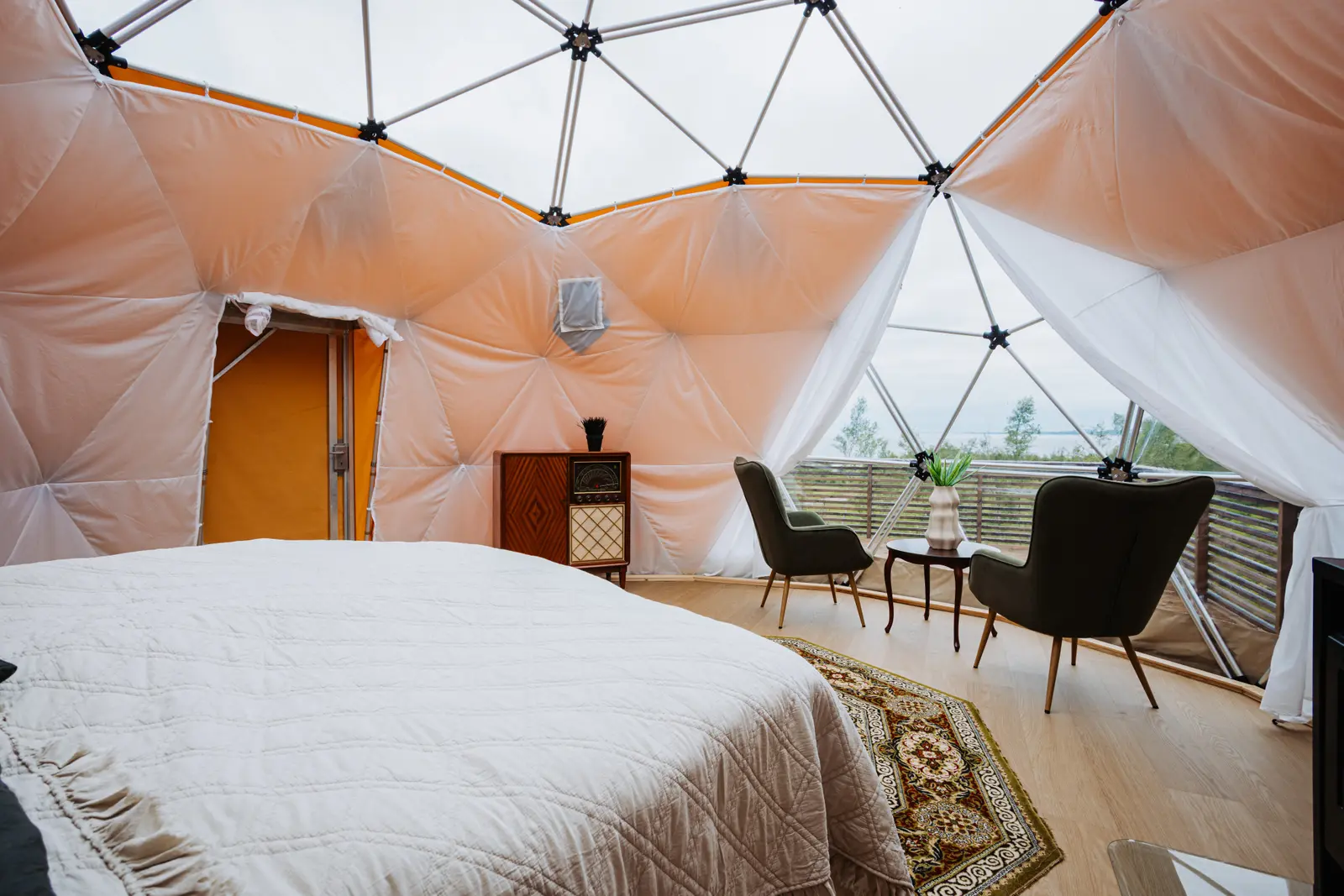 Privat off-grid dome med badestamp