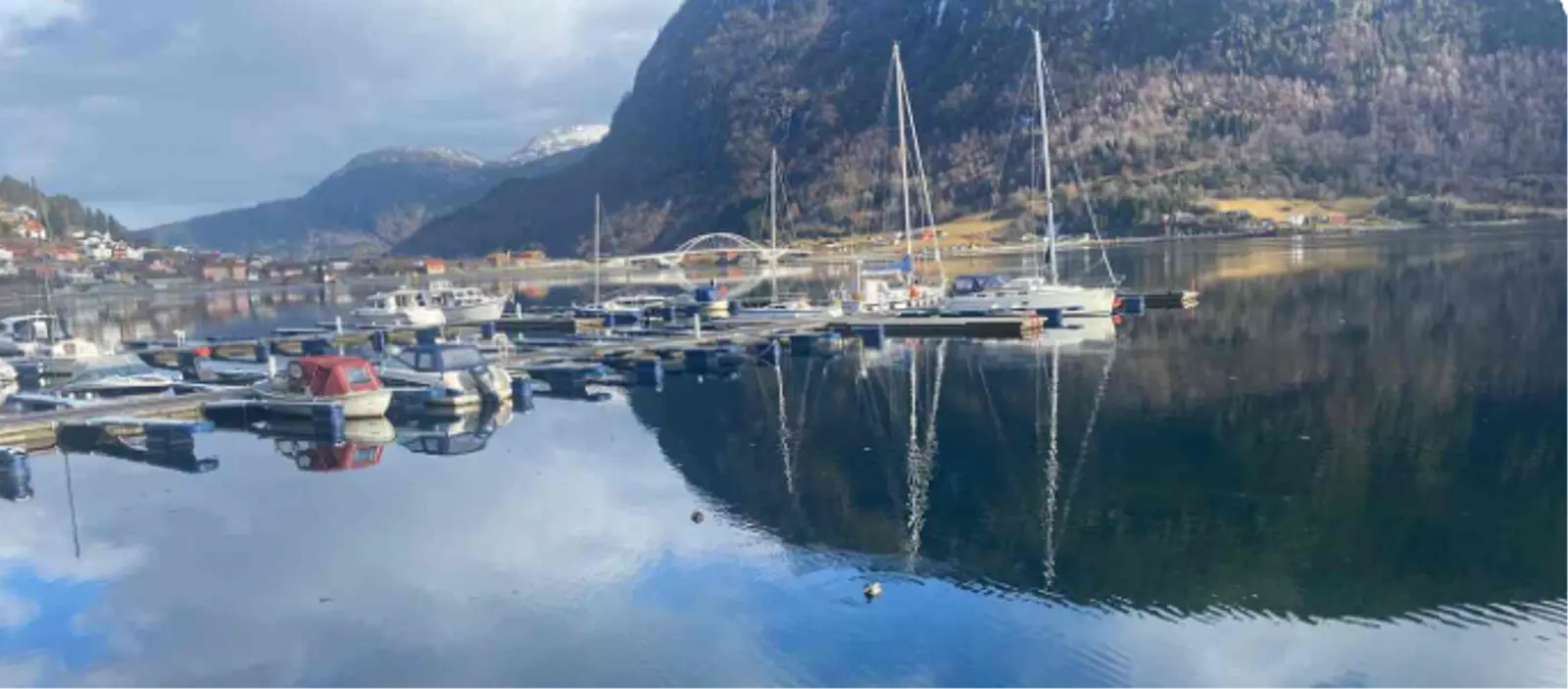 Koseleg leilegheit i ein koseleg tettstad i Sogn omgitt av vakker natur - fjord og fjell og bre