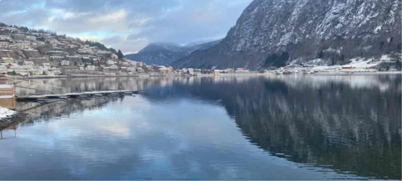 Koseleg leilegheit i ein koseleg tettstad i Sogn omgitt av vakker natur - fjord og fjell og bre